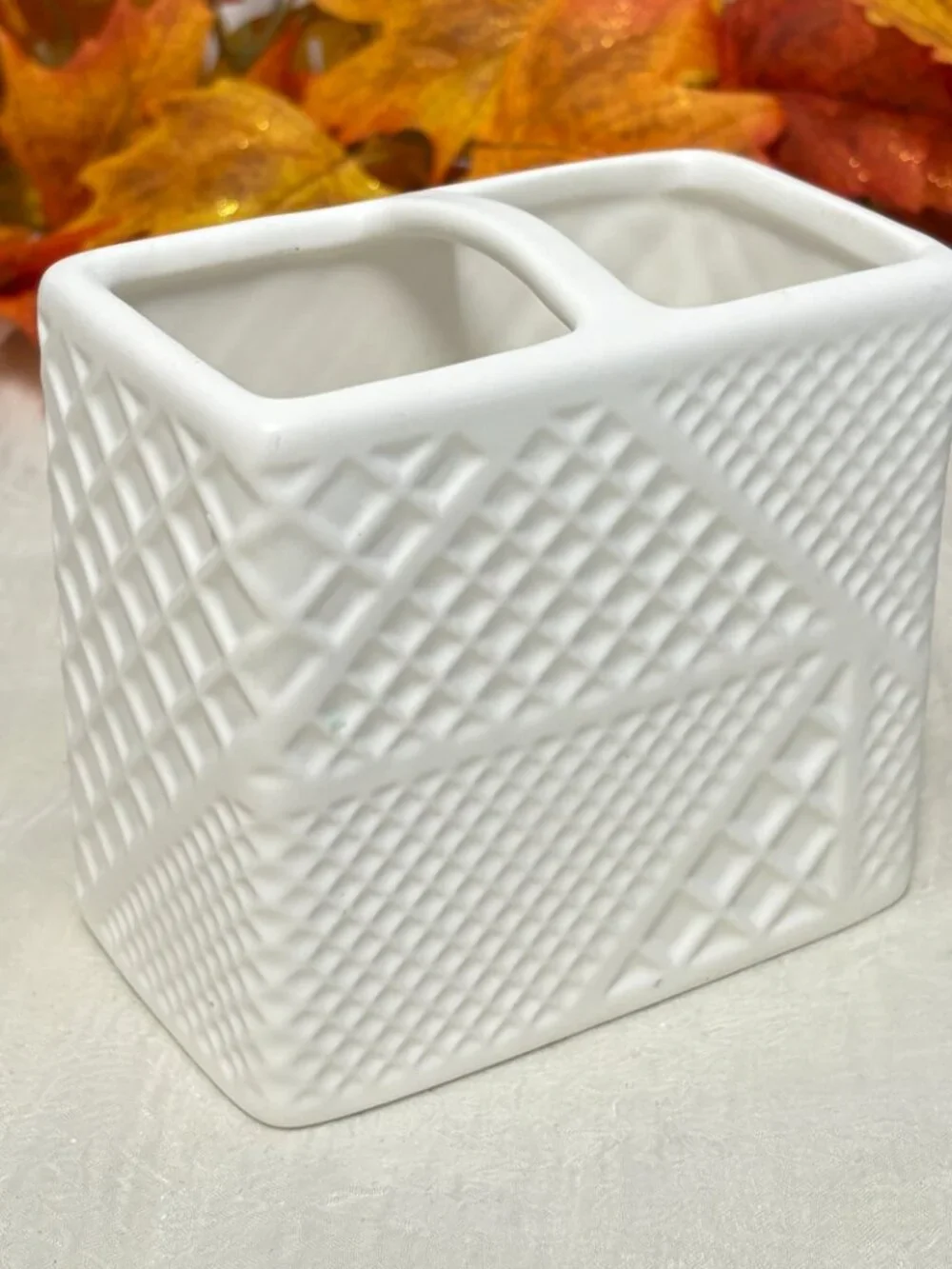 DKNY White Ceramic Bathroom Accessories Toothbrush Holder New